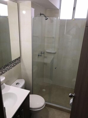 Ducha, artículos de higiene personal gratuitos y toallas