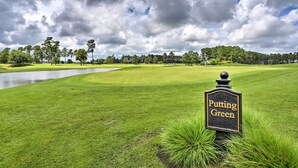 Un campo de golf con un letrero que dice 'Putting Green'.