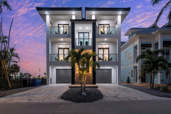 Exterior - Black Pearl Amazing Luxury 5 bedroom Pool Home (Fort Myers Beach)