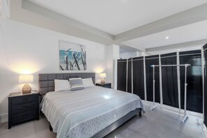 5 bedrooms, iron/ironing board, Internet, bed sheets - Black Pearl Amazing Luxury 5 bedroom Pool Home (Fort Myers Beach)