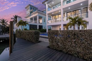 Exterior - Black Pearl Amazing Luxury 5 bedroom Pool Home (Fort Myers Beach)