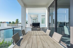 Outdoor dining - Black Pearl Amazing Luxury 5 bedroom Pool Home (Fort Myers Beach)
