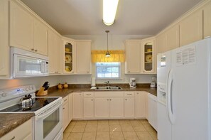 Kylskåp, mikrovågsugn, ugn och spishäll