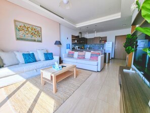 Smart TV - Luxury Seef Apt Directly Opposite the City Centre Mall (Seef)