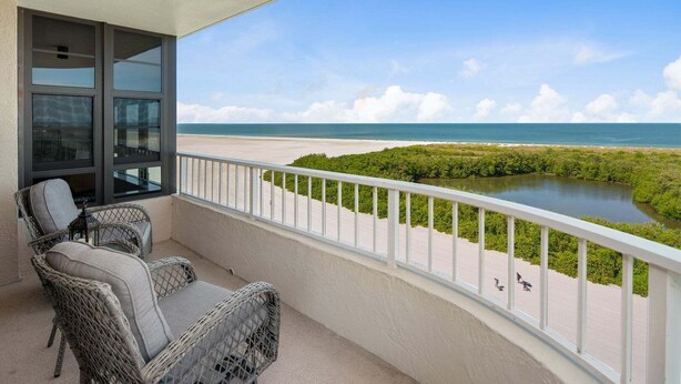 Property grounds - Beachfront 2BR/2BA South Seas condo with pool, Wi-Fi, and heated pool. (Marco Island)