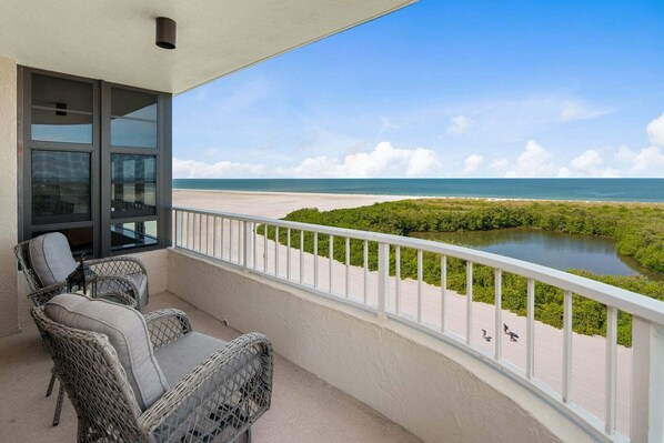 Property grounds - Beachfront 2BR/2BA South Seas condo with pool, Wi-Fi, and heated pool. (Marco Island)