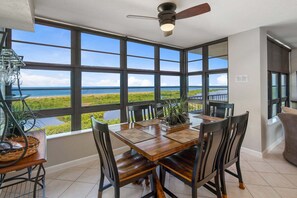 Dining - Beachfront 2BR/2BA South Seas condo with pool, Wi-Fi, and heated pool. (Marco Island)