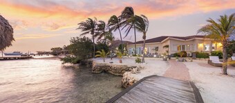 Private Beach * Ocean Front * Boat Dock * Tiki Bar