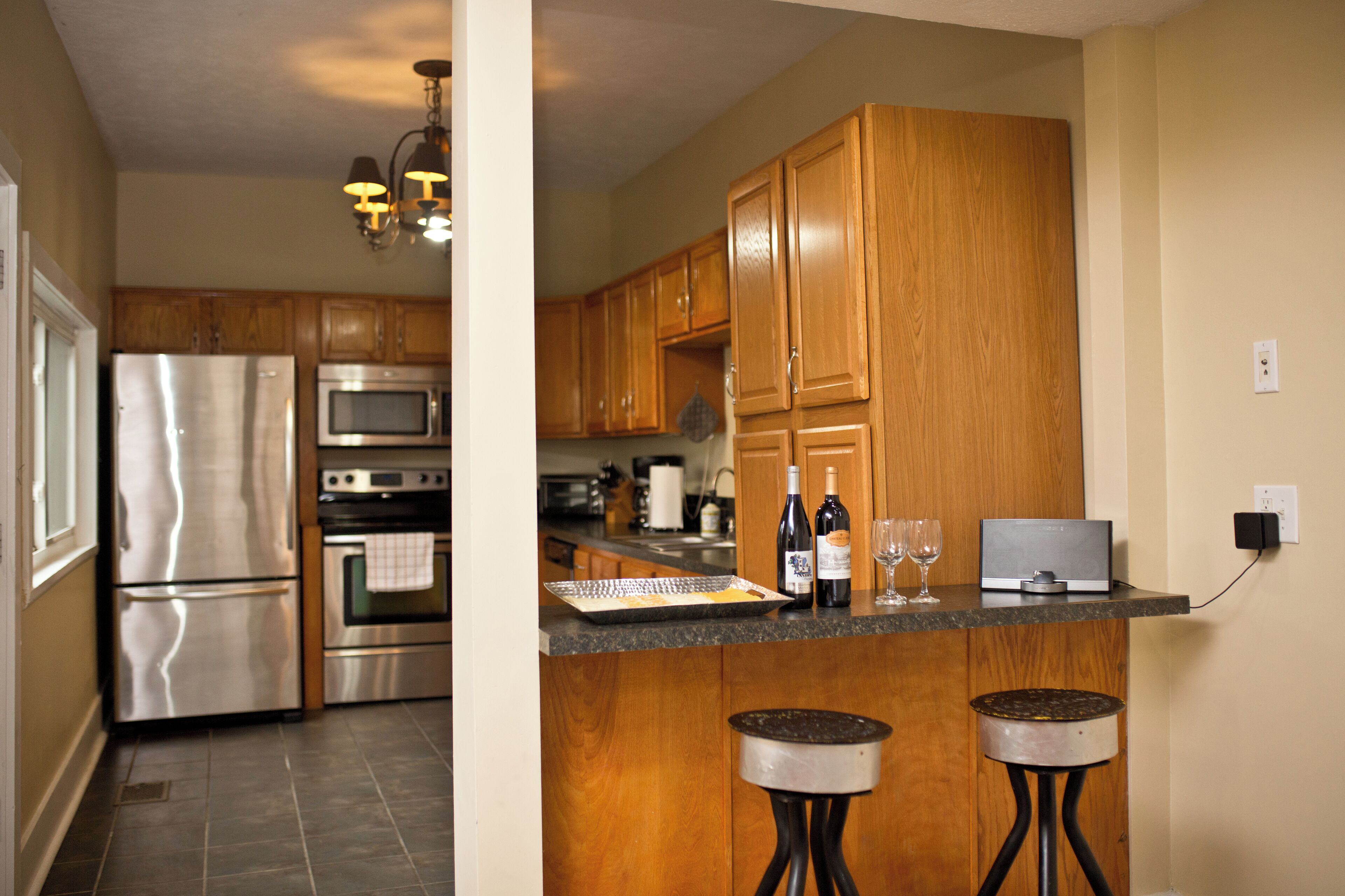 Jääkaappi, mikroaaltouuni, uuni, liesi