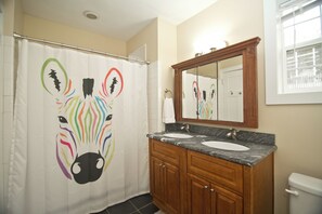 Combined shower/bathtub, towels, soap, shampoo