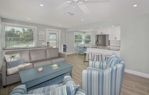 TV - 🐚Private Pool + Great Outdoor Living Space- Walk2Bch-Cozy Cottage (Fort Myers Beach)