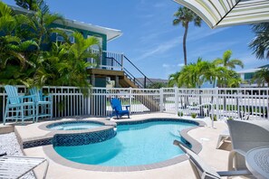 Pool - 🐚Private Pool + Great Outdoor Living Space- Walk2Bch-Cozy Cottage (Fort Myers Beach)