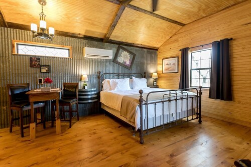 Leipomo Haus- Red Velvet Suite | Ihana kuisti