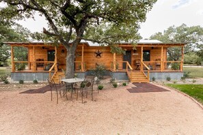 Outdoor dining - Bakery Haus- Red Velvet Suite | Wonderful Porch (Fredericksburg)