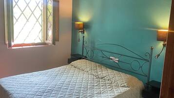 2 habitaciones, tabla de planchar con plancha y cuna de viaje