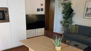 A compact living space with a kitchen, dining area, and seating. - 2bed, 1bath Garden apt in Chianti! (Frazione Mura, Montaione)