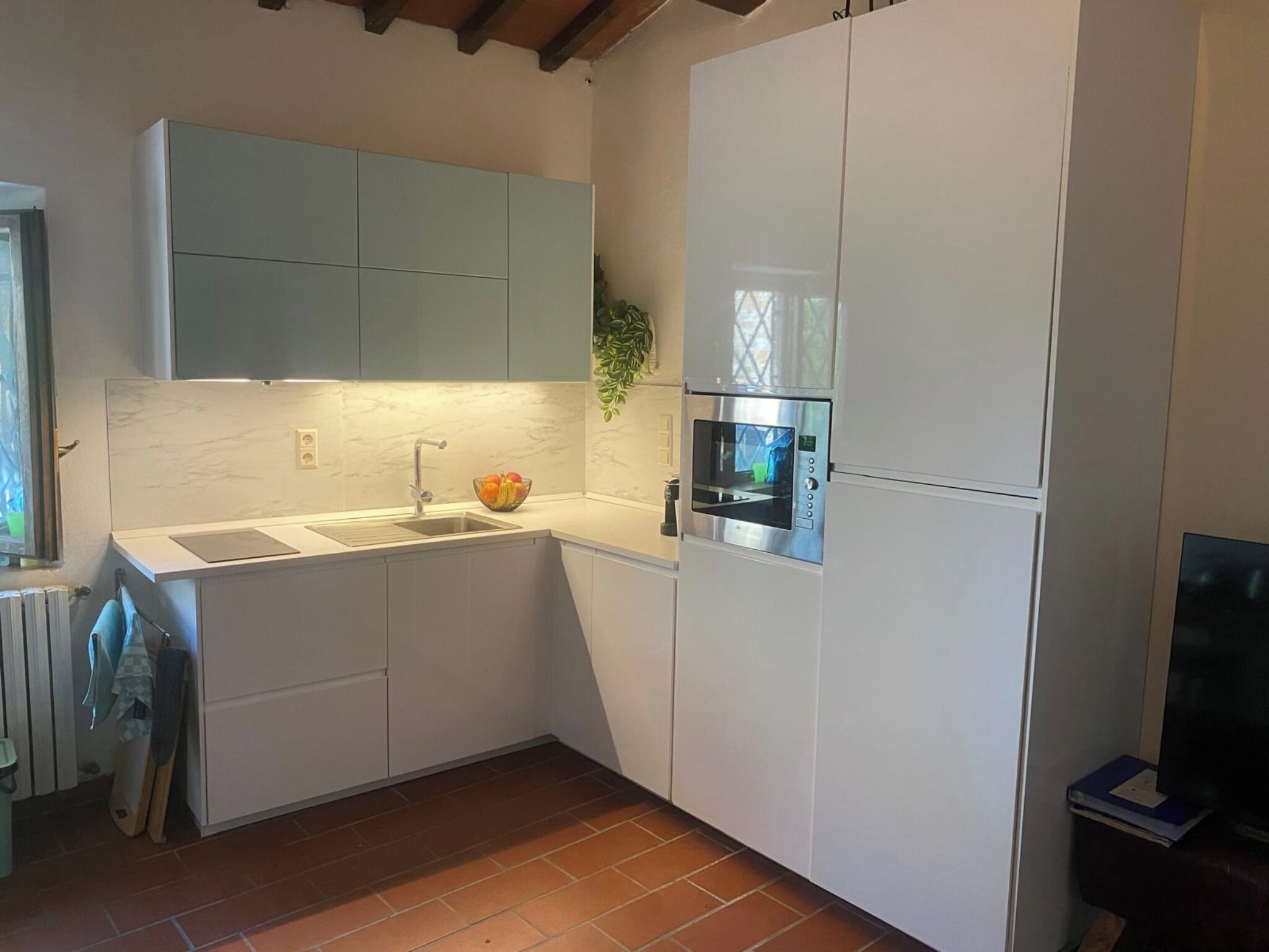 冷蔵庫、電子レンジ、オーブン、コンロ