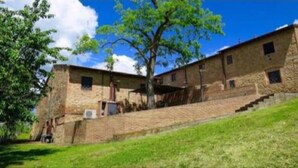 A stone building with a staircase leading to a flat roof. - 2bed, 1bath Garden apt in Chianti! (Frazione Mura, Montaione)