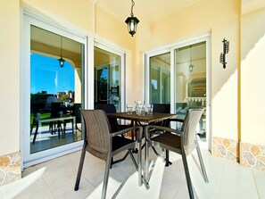 Outdoor dining - Villa with private pool, free wifi, garden (La Manga del Mar Menor)