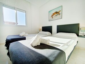 4 bedrooms, iron/ironing board, free WiFi, bed sheets - Villa with private pool, free wifi, garden (La Manga del Mar Menor)