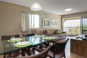 Kühlschrank, Mikrowelle, Wasserkocher mit Kaffee-/Teezubehör