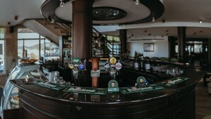 Una zona de bar con varias griferías de cerveza y una barra.