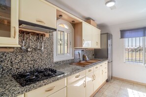 Fridge, microwave, oven, coffee/tea maker - Villa Kenny Private Pool by Casasol (Nerja)