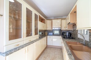 Fridge, microwave, oven, coffee/tea maker - Villa Kenny Private Pool by Casasol (Nerja)