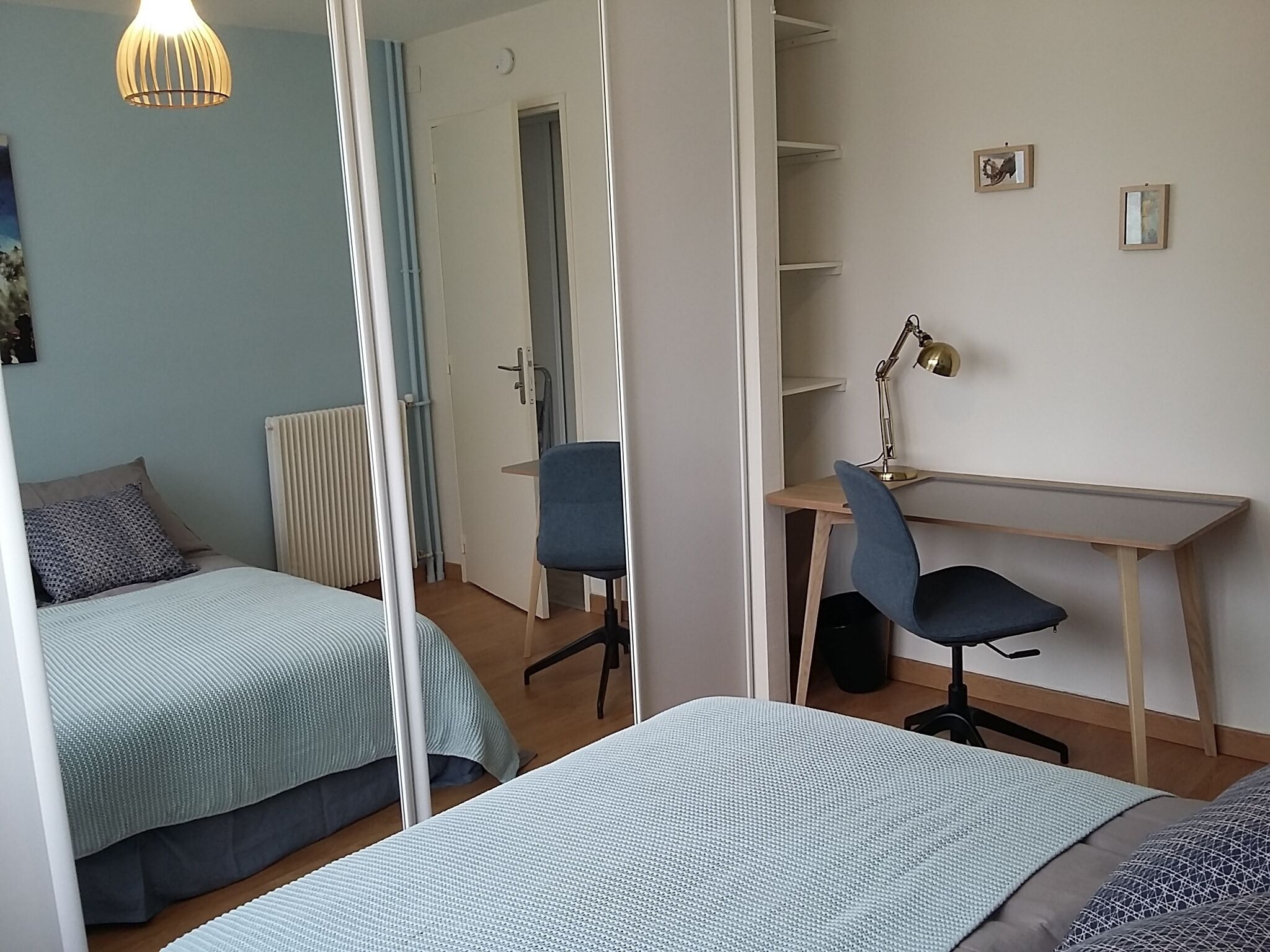 2 slaapkamers, een bureau, een strijkplank/strijkijzer, reisbedje