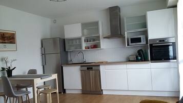 Coffee/tea maker, fridge, microwave, oven