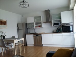 Kühlschrank, Mikrowelle, Ofen, Herdplatte