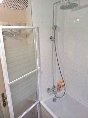Combined shower/bathtub, hair dryer, towels