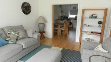 Apartment | Living room | Flat-screen TV, DVD player