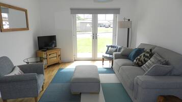 Apartment | Living room | Flat-screen TV, DVD player