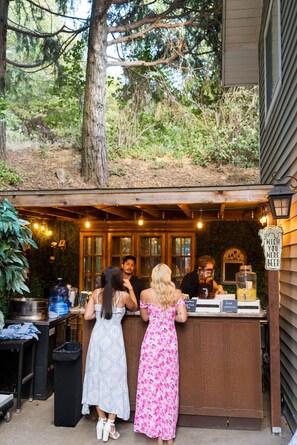 Outdoor dining - The Heart of Julian – Walk to Town,  Sleeps 10,  Private Retreat (Julian)