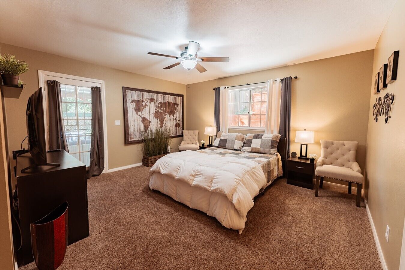 4 bedrooms, desk, iron/ironing board, travel crib