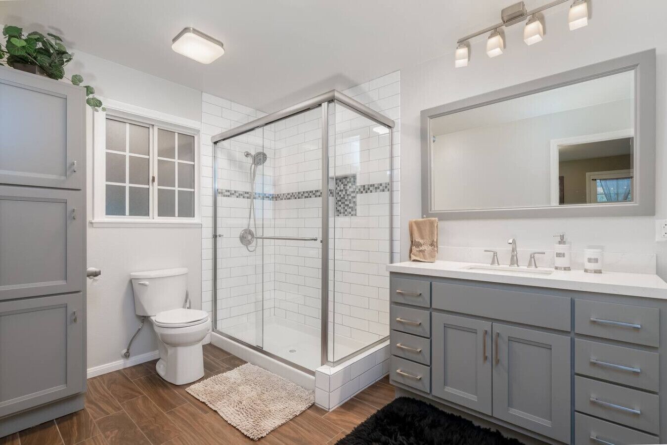 Combined shower/bathtub, hair dryer, towels, soap