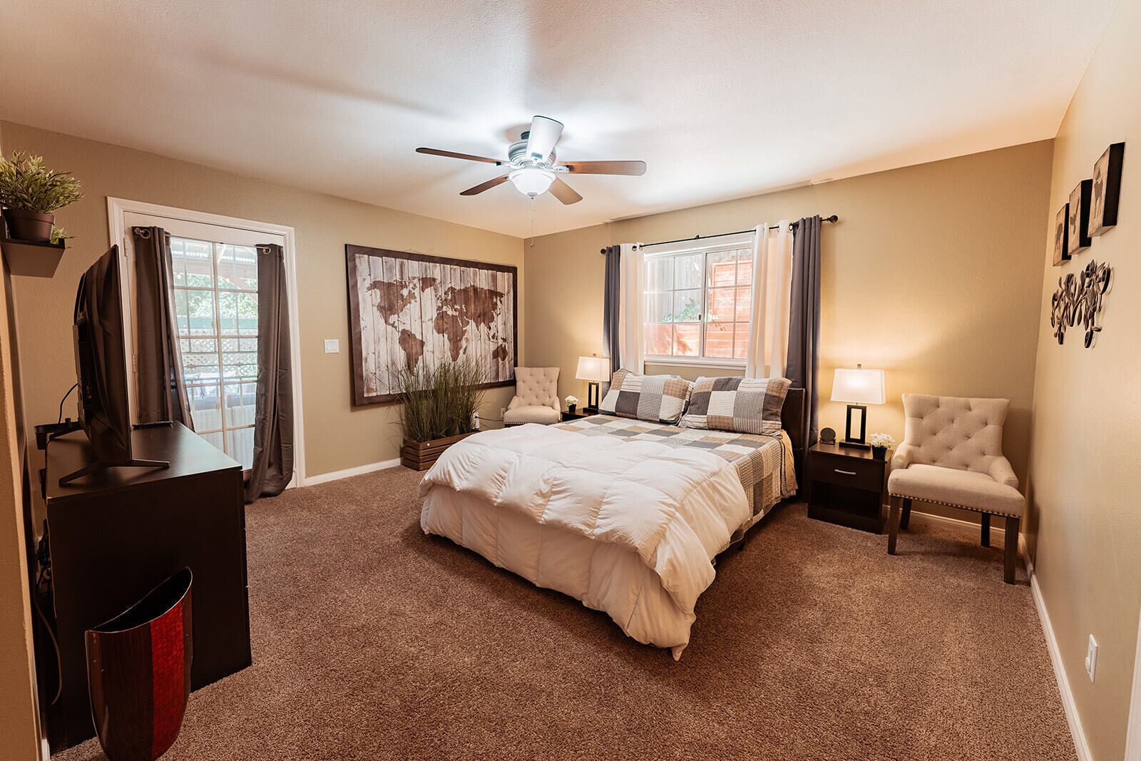 4 bedrooms, desk, iron/ironing board, travel cot