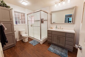 Combined shower/bathtub, jetted bath, hair dryer, towels - The Heart of Julian – Walk to Town, Shops, Dining & Festivals, Sleeps 10 (Julian)