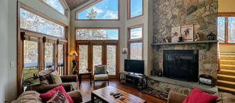 CR6: Belle vue depuis ce lotissement Crawford Ridge situé à quelques pas des pistes. FOYER! Baignoire à jet.  Navette gratuite! BILLETS COG À PRIX RÉDUIT