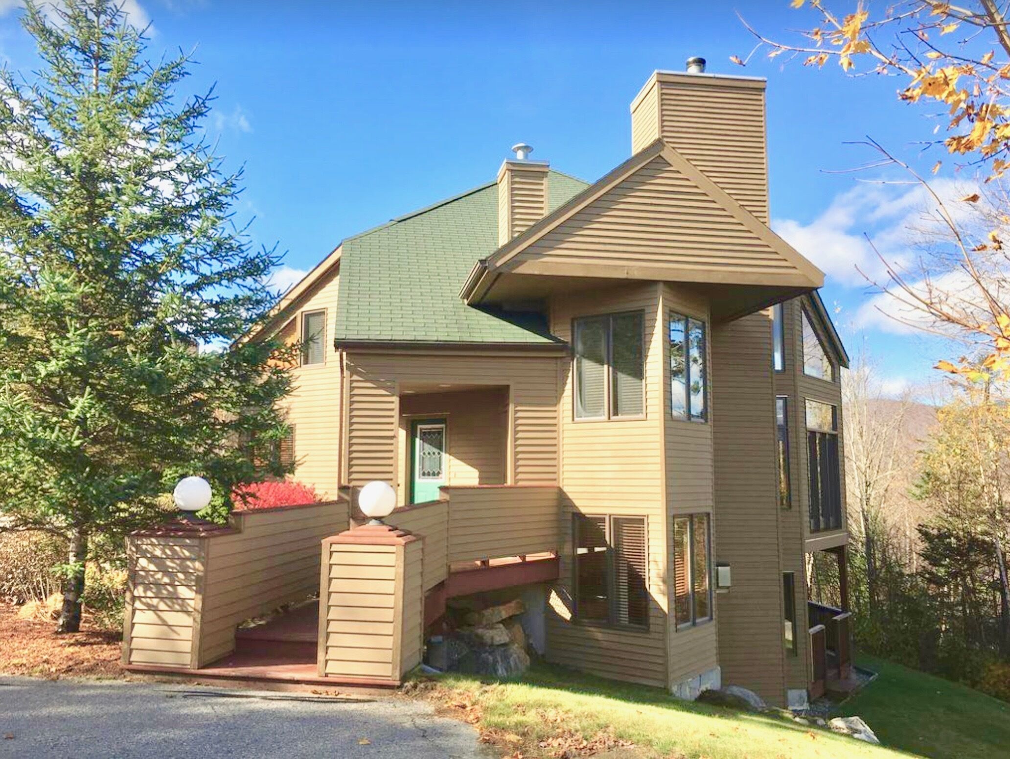 If breathtaking scenery, cozy comfort, and unbeatable convenience are what you're looking for, this stunning Crawford Ridge townhome is the perfect choice!