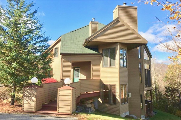 If breathtaking scenery, cozy comfort, and unbeatable convenience are what you're looking for, this stunning Crawford Ridge townhome is the perfect choice!