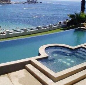 4 piscinas al aire libre