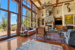 Smart TV, fireplace, DVD player, stereo - RMR: Mallory House in The Aspens/Wilson,WY (Wilson)
