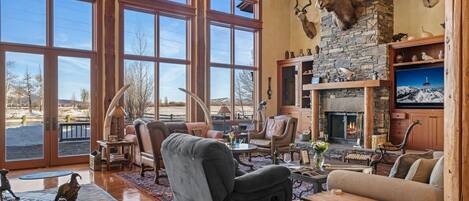 تلفزيون ذكي، مدفأة، مشغل دي في دي، ستيريو