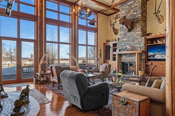 Smart TV, fireplace, DVD player, stereo - RMR: Mallory House in The Aspens/Wilson,WY (Wilson)