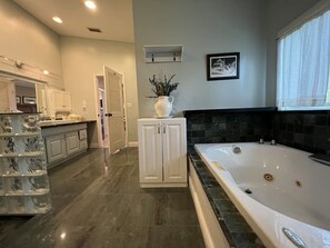 Badewanne, Haartrockner, Handtücher, Seife