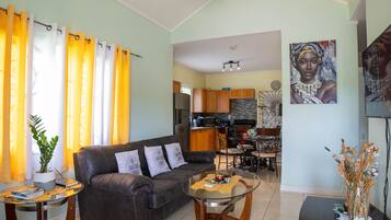 Chambre Élite, 2 chambres, vue jardin, côté jardin | Coin séjour | TV connectée, console de jeux vidéo, Netflix, Hulu