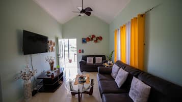 Chambre Élite, 2 chambres, vue jardin, côté jardin | Coin séjour | TV connectée, console de jeux vidéo, Netflix, Hulu