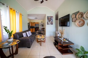 Quarto elite, 2 quartos, vista para o jardim, no jardim | Área de estar | Smart TV, console de videogame, Netflix, Hulu